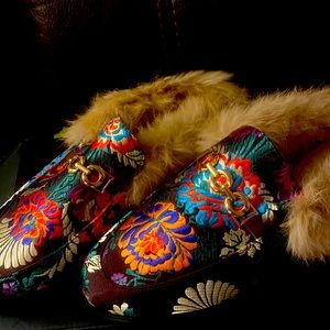 Fuzzy comfortable slippers brand new never worn size 7